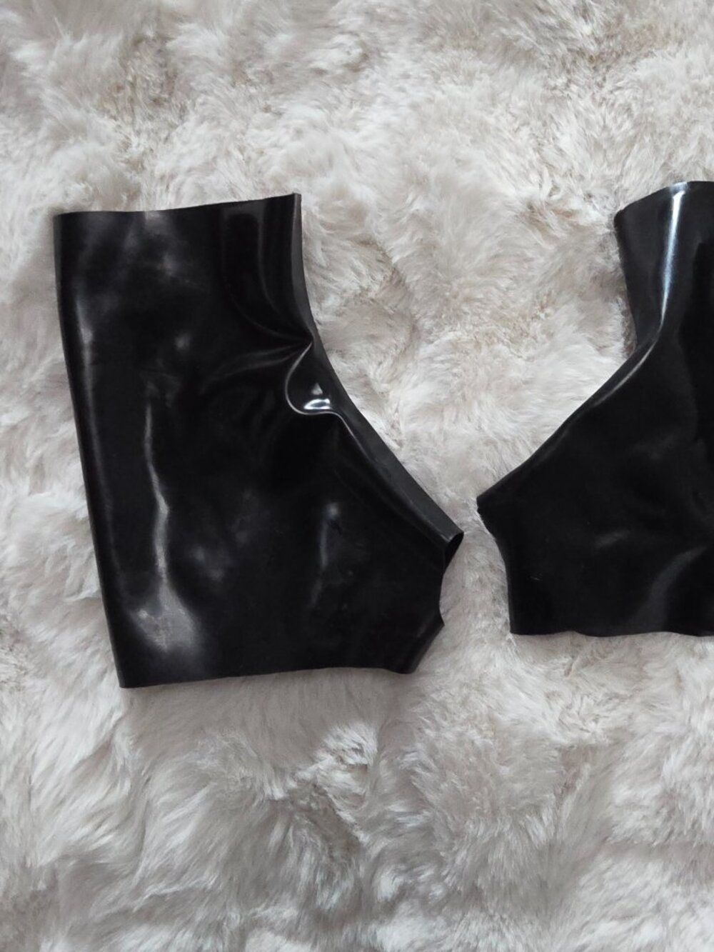 Latex fingerless gauntlets with thumb hole